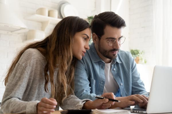 Paar bestellt an Laptop Fenster mit passenden Griffen bei Fensterhandel.de