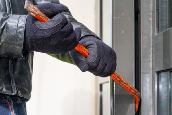 Einbrecher versucht Aluminium Nebeneingangstuer aufzubrechen