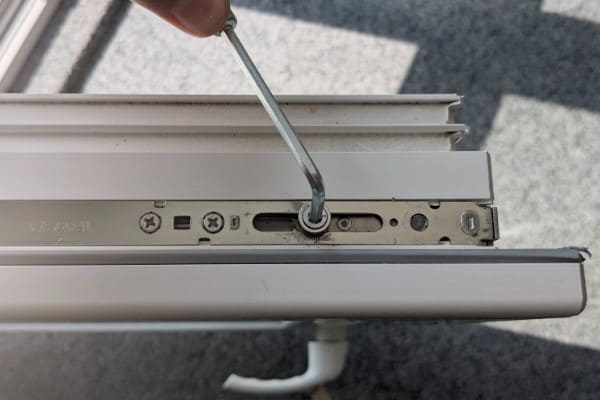 Anpressdruck am Fenster wird eingestellt.