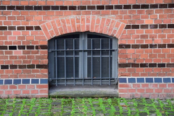 Glasfenster im Keller werden oft mit Gittern zusätzlich abgesichert