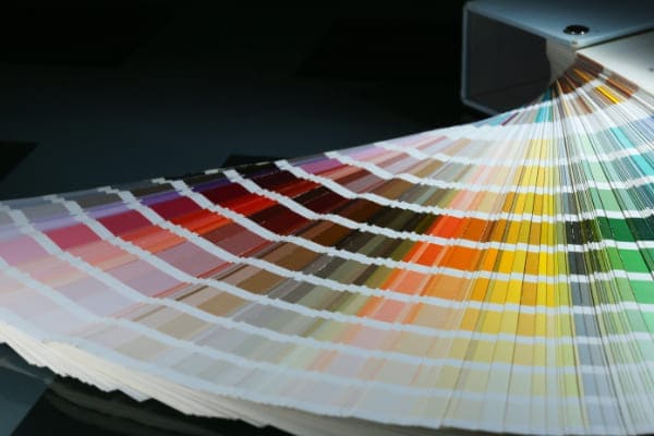 Ein Farbfächer über RAL Farben, die den gestalterischen Spielraum von beschichteten Aluminiumfenstern verdeutlichen.