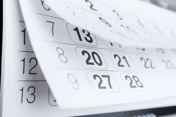 Kalender mit Blättern für Termin der Lieferung der PVC Fenster.