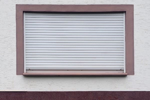 Älterer Rollladen von außen
