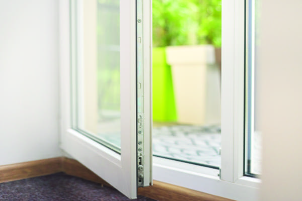 Sicherheitsbeschlag bei einer Balkontür aus Kunststoff.