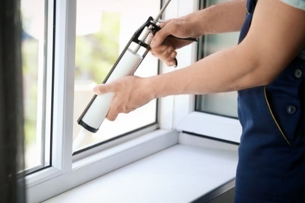 Die Zwischenräume beim Fenster werden abgedichtet Die Zwischenräume beim Fenster werden abgedichtet