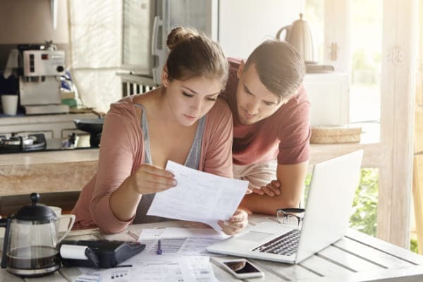 Paar berät sich über weitere Förderprogramme