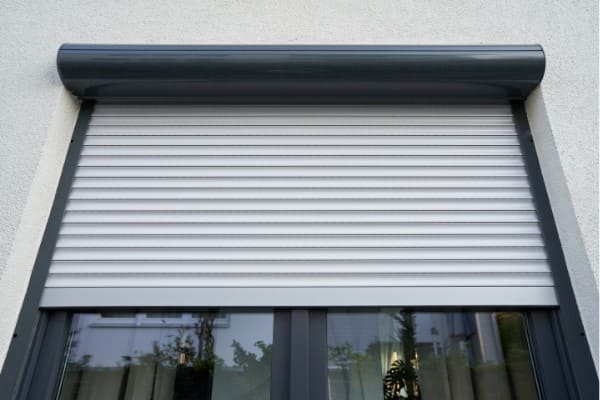 Blick auf Vorbaukasten von unten