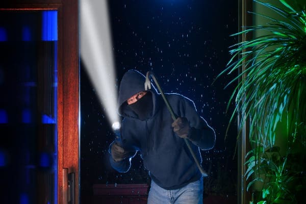 Einbrecher steht vor Terrassenfenster. Einbrecher steht vor Terrassenfenster.