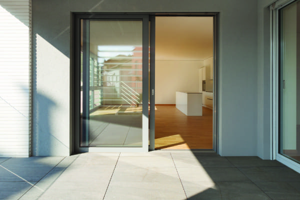 Eine andere Variante von Balkontüren wird gezeigt.