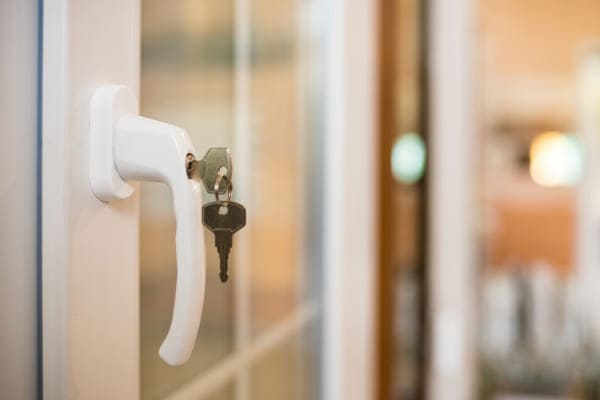 Auch mit Kleinigkeiten wie neuen Fenstergriffen lässt sich der Einbruchschutz erhöhen.