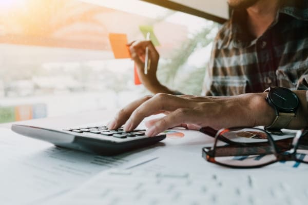 Kosten für Fenstersanierung im Altbau werden berechnet.