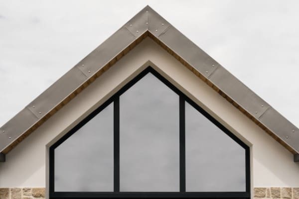 Giebelfenster in spitzer Trapezform