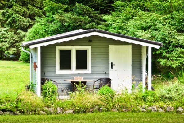 Gartenhaus mit Fenster in Wiese Gartenhaus mit Fenster in Wiese