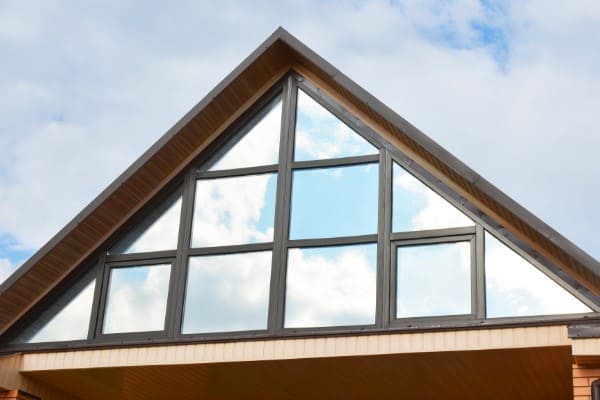 Giebel aus Fensterelementen dreieckig