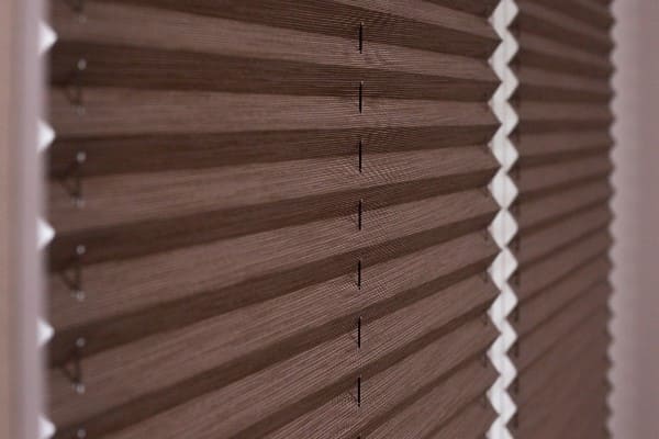 Plissee vor Giebelfenster