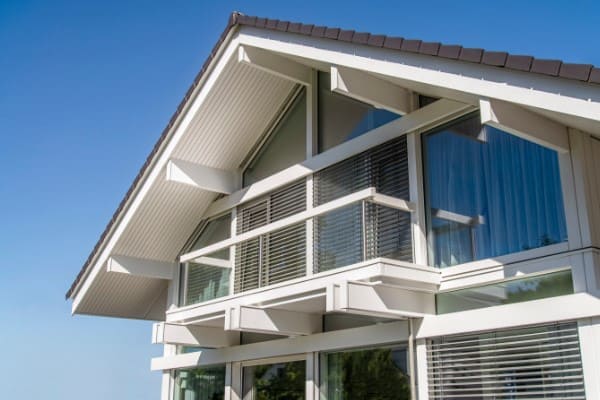 Giebelfenster mit Raffstorerollo