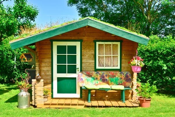 Holzgartenhaus in grüner Wiese Holzgartenhaus in grüner Wiese