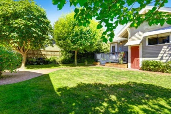Blick in Garten mit Gartenhaus seitlich Blick in Garten mit Gartenhaus seitlich