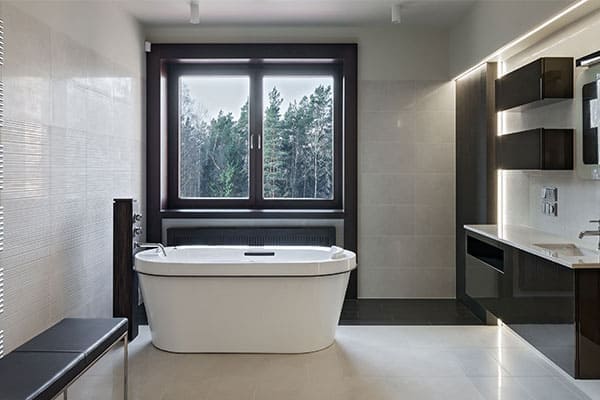 Badezimmer mit schwarzem Aluminiumfenster Badezimmer mit schwarzem Aluminiumfenster