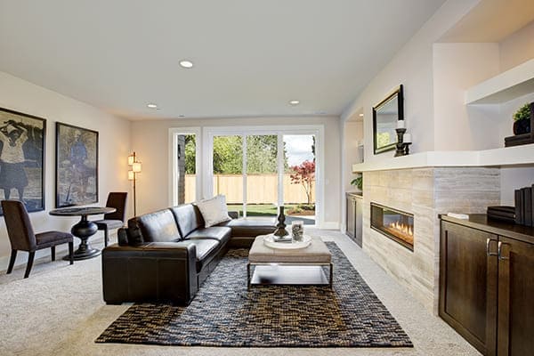 Wohnzimmer mit schöner großen Fensterfront mit Balkontüren.