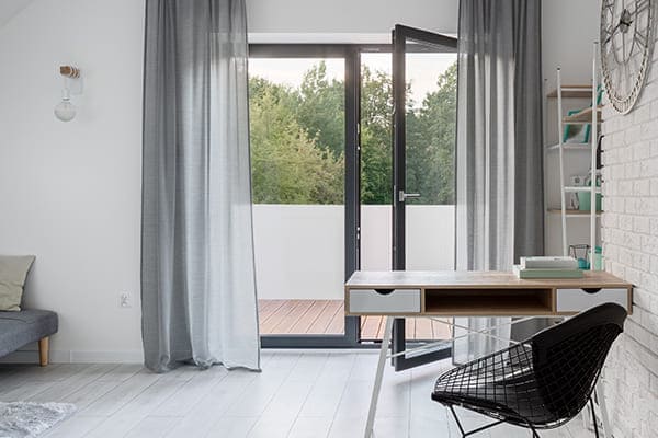 Helles Wohnzimmer mit offener Balkontür. Helles Wohnzimmer mit offener Balkontür.