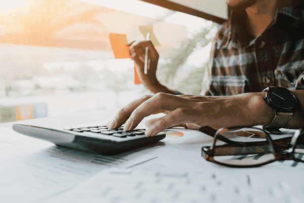 Frau mit Taschenrechner