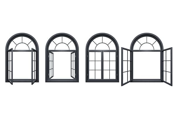 vier Bogenfenster unterschiedlich geöffnet