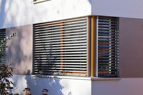 Haus mit Rollladen aussen