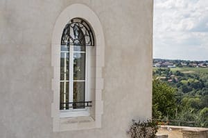 Schönes modernes weißes Kunststoffbogenfenster in alten Gebäude.