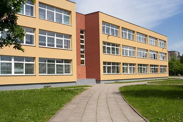 Schulgebäude mit Brandschutzfenstern  Schulgebäude mit Brandschutzfenstern