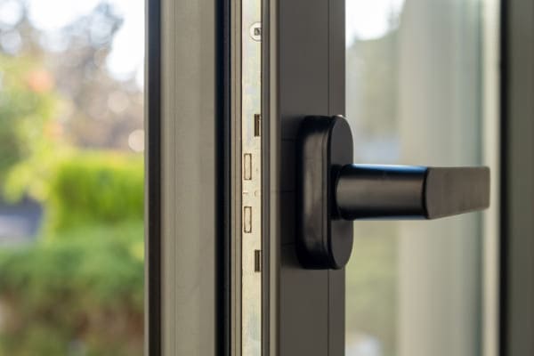 Geöffnetes Brandschutzfenster aus Aluminium Geöffnetes Brandschutzfenster aus Aluminium