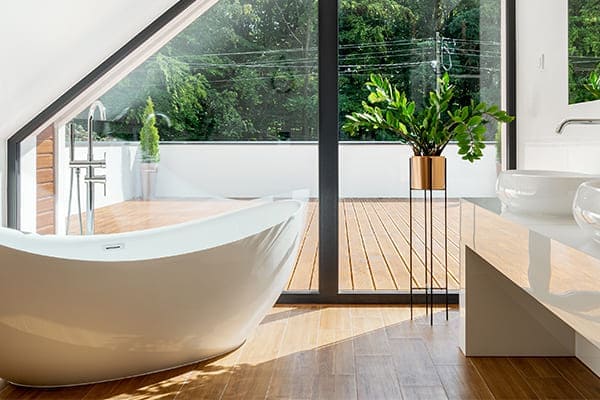 Badezimmer im Dachgeschoss mit großen Fensterfronten. 