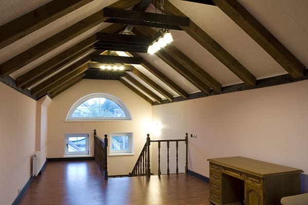 Altbau Dachboden mit Holztreppe nach unten.