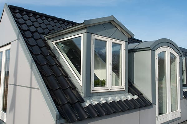 Dachgauben mit Fenster von außen gesehen. 