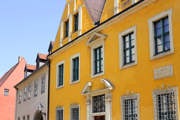 Gelbes Haus von außen mit Denkmalschutzfenster. Gelbes Haus von außen mit Denkmalschutzfenster.