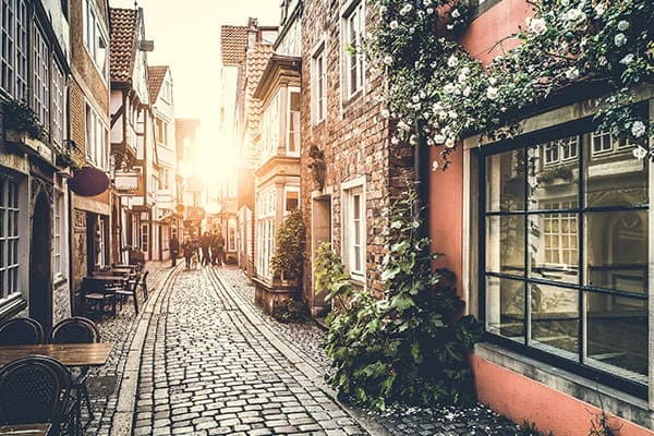 Kleine Gasse mit lauter alten Gebäuden und Denkmalschutzfenstern. Kleine Gasse mit lauter alten Gebäuden und Denkmalschutzfenstern.