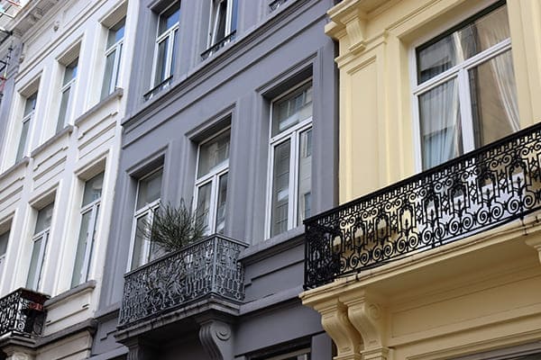 Denkmalschutzgebäude von außen mit neuen Kunststofffenstern. Denkmalschutzgebäude von außen mit neuen Kunststofffenstern.