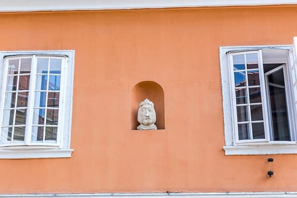 Oranges Haus von außen gesehen mit Sprossenfenster. Oranges Haus von außen gesehen mit Sprossenfenster.
