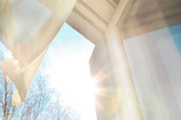 Fenster mit Dreifachverglasung zum Lüften geöffnet.