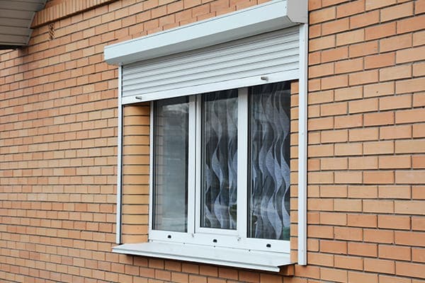 Vorbaurollo von außen gesehen mit 3-fach verglasten Fenster im Hintergrund.