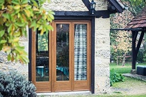 Dreiflügelige Fenster in braun von außen gesehen.