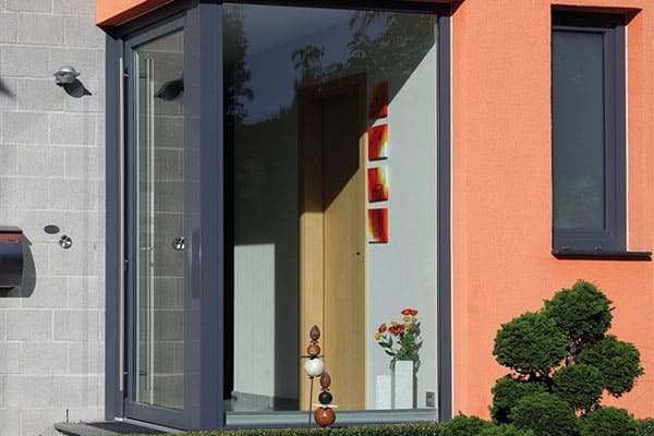 Eckfenster von außen gesehen in Verbindung mit einer Haustür.