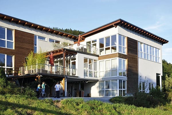 grosses Gebäude mit vielen Fenstern