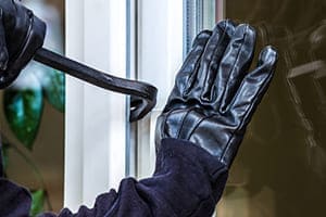Einbrecher versucht Fenster mit Brecheisen auf zu machen.