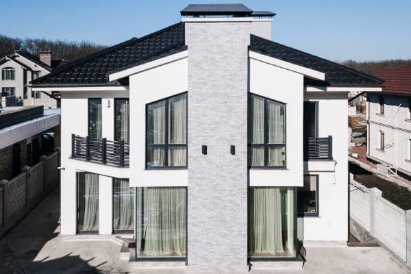 Haus mit modernem Erker und Fenstern.