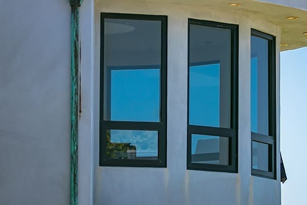 Erkerfenster aus Kunststoff mit Aluminimschale von außen gesehen.