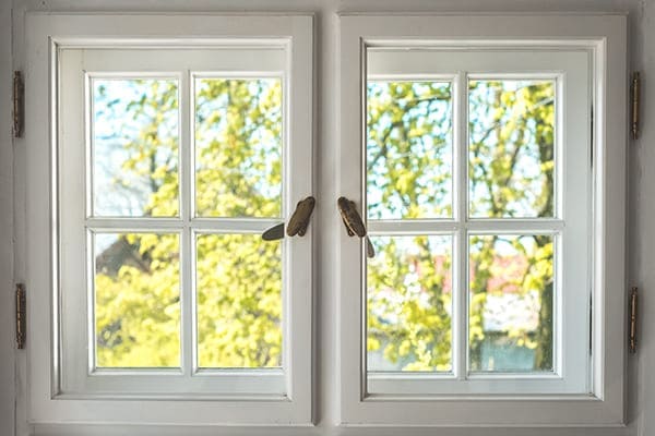 Weißes Kastenfenster von innen gesehen.  Weißes Kastenfenster von innen gesehen.