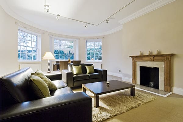 Wohnzimmer von innen mit Erkerfenster.