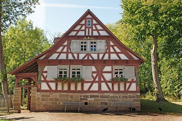 Fachwerkhaus von außen mit Sprossenfenster. Fachwerkhaus von außen mit Sprossenfenster.