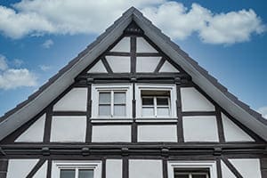 Fachwerkhaus mit Kunststofffenster von außen